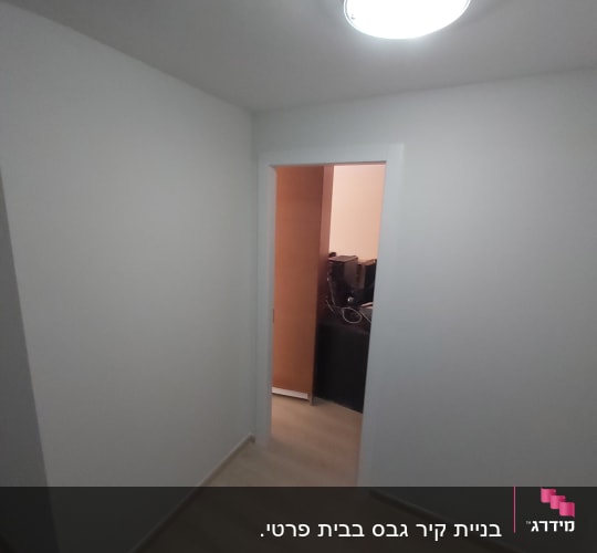 קירות גבס לבנים עם תאורה עגולה בתקרה